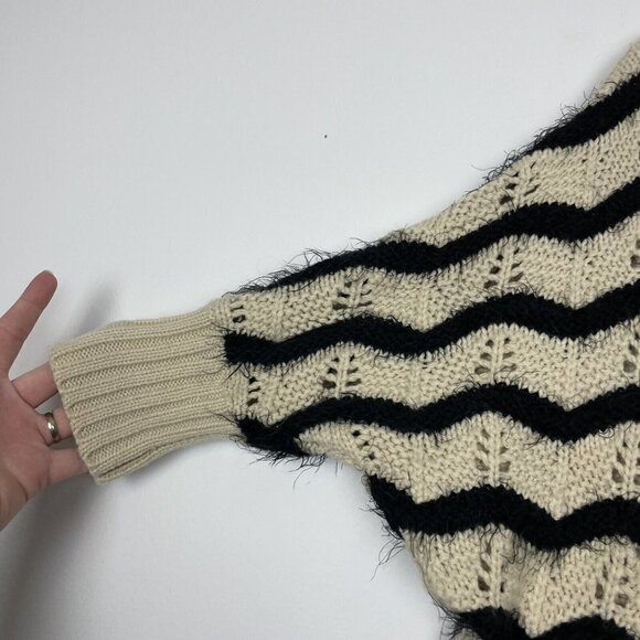 Dex Woman’s Dolman Sleeved Black Cream Fuzzy Sweater Size Medium - Picture 4 of 7